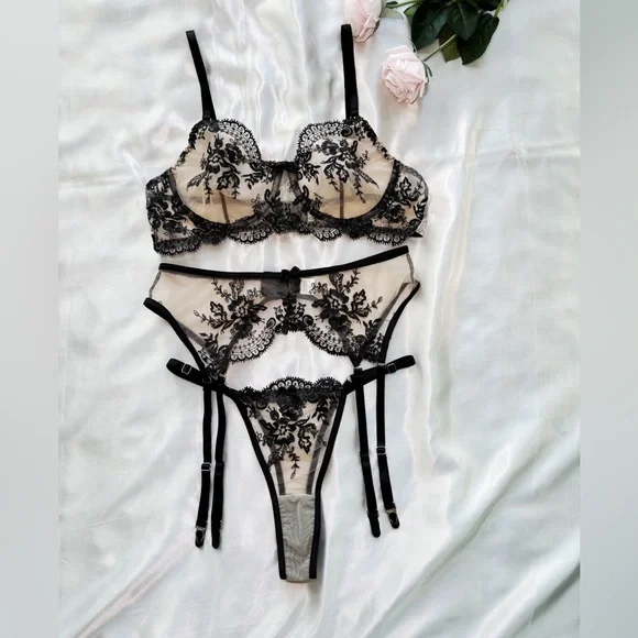 Black Lace Lingerie Set - Picture 5 of 9